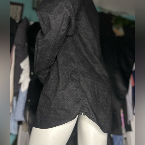 Guess Geometric Patterned Button-Up Shirt - Picture 5 of 7